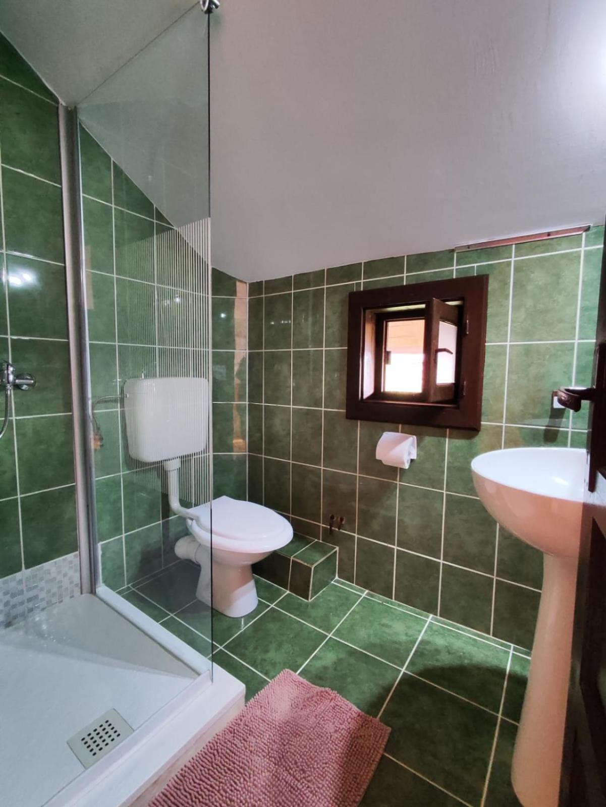 Comfort Triple Room Shower